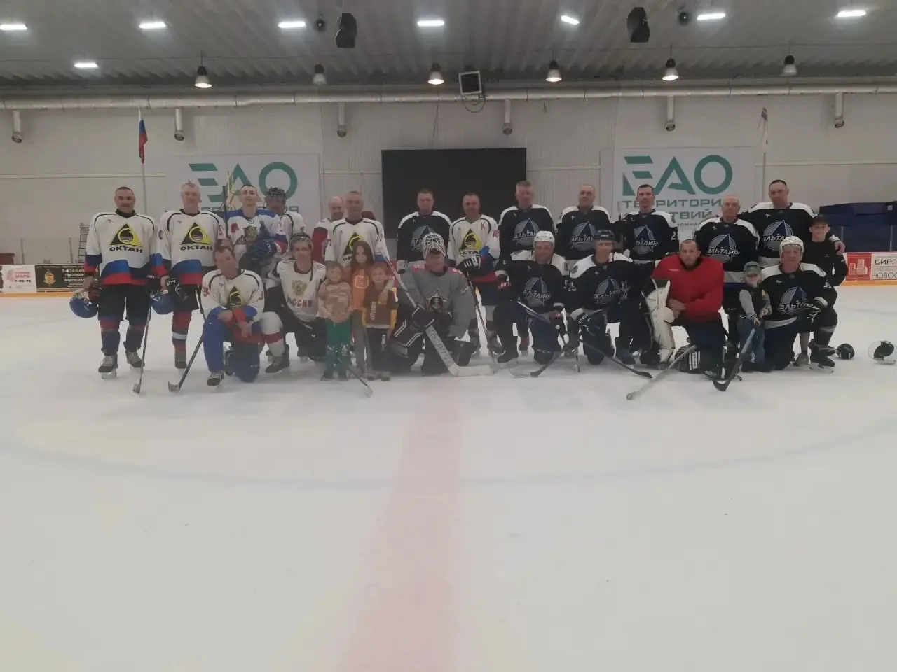 🏒Хоккей среди ветеранов прошел в Биробиджане

12 июня, в День России, на Крытом катке «Победа» прош
