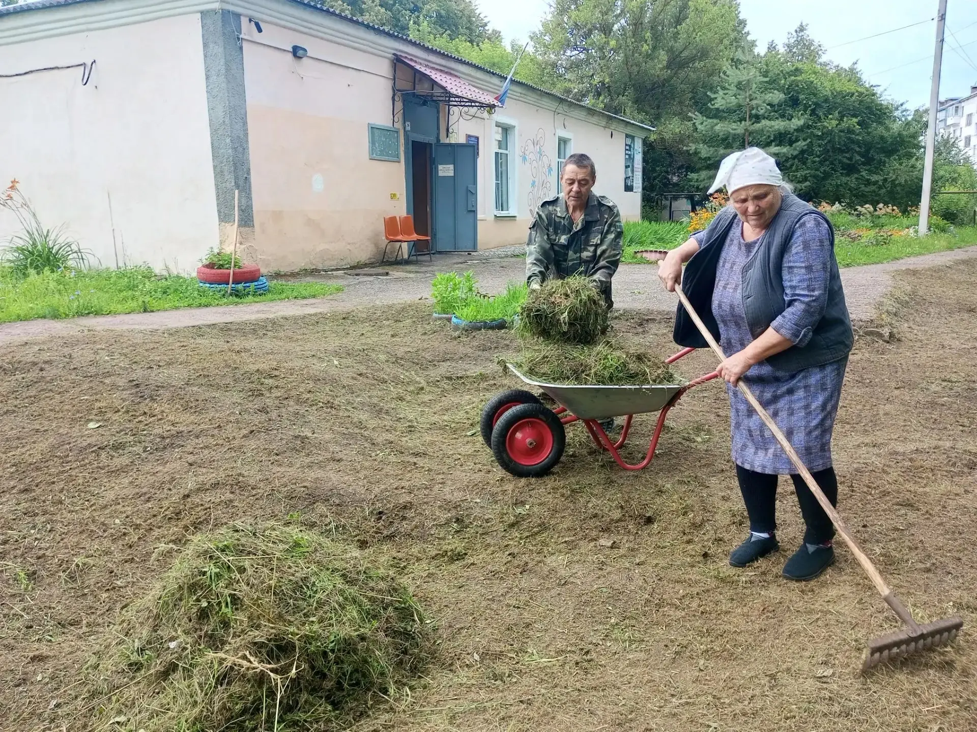 10 июля сотрудники ДК Станции Скуратово провели субботник по уборке территории возле здания Дома кул