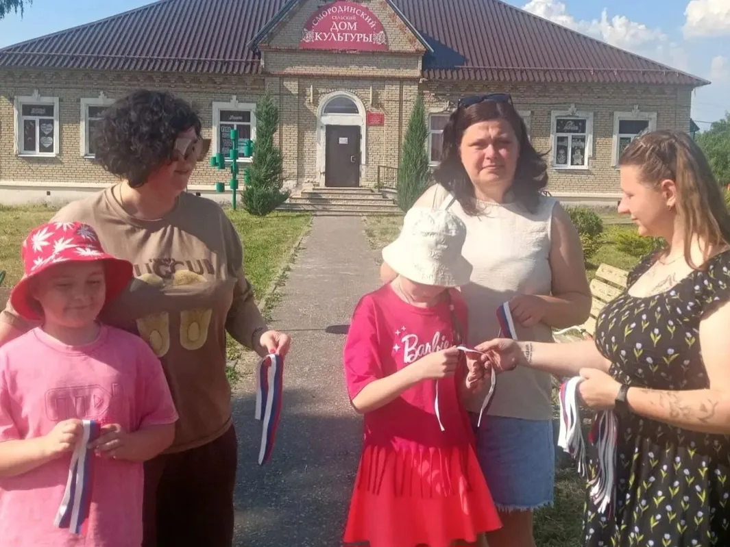 В селе Смородино прошла акция «Российский триколор».

Акция по раздаче ленточек-триколор стала добро