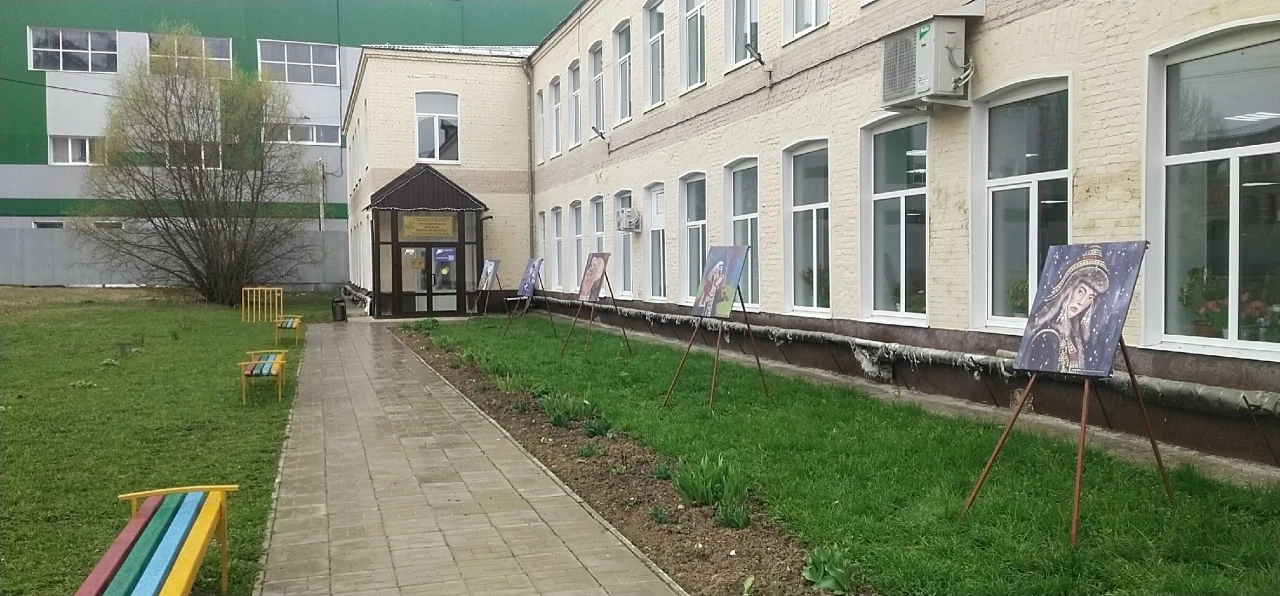У здания художественного отделения расположились мольберты с работами преподавателей на тему #Годеди