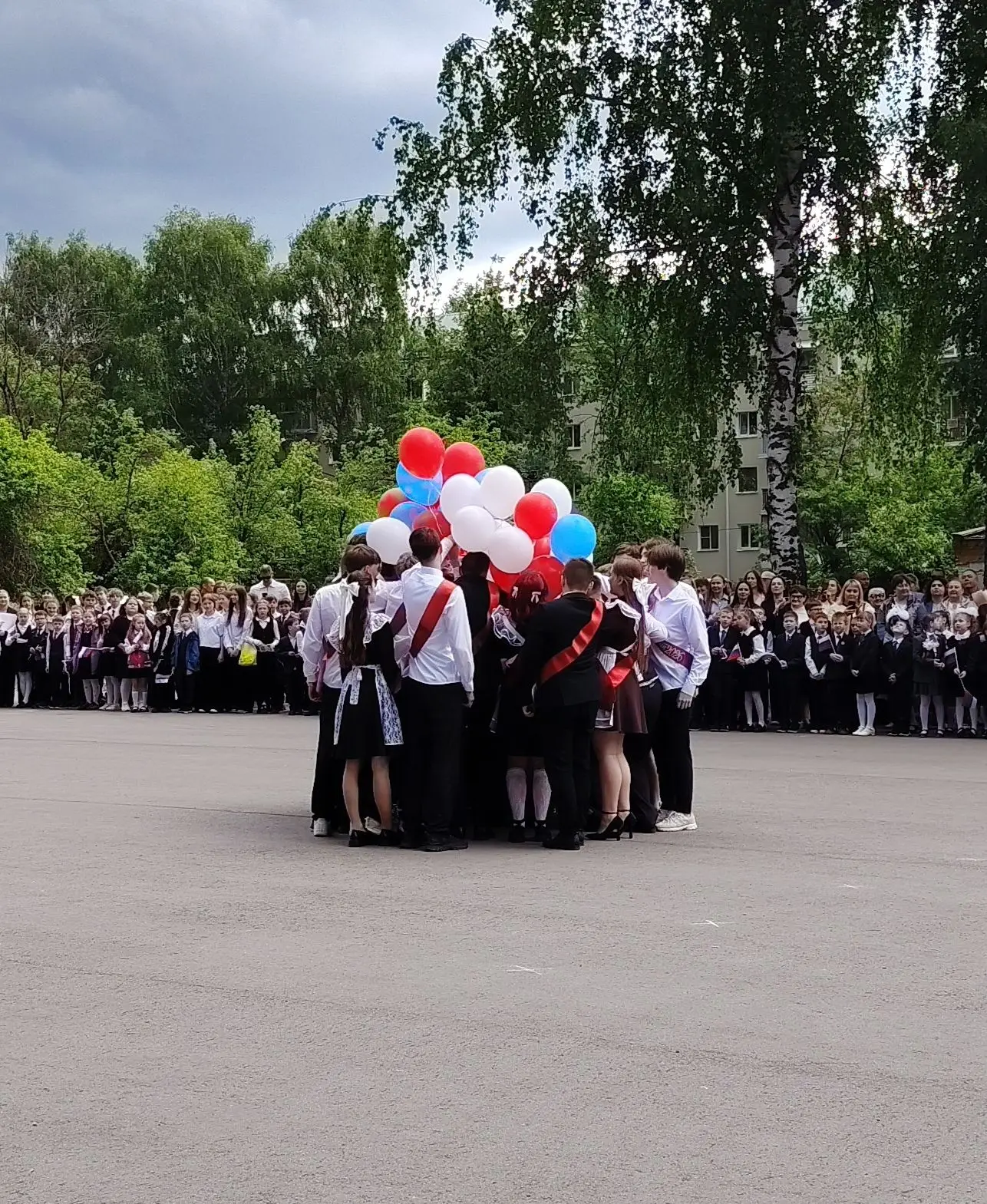 Во вторник 26 мая для выпускников нашей гимназии прозвучал последний звонок. Этот праздник символизи