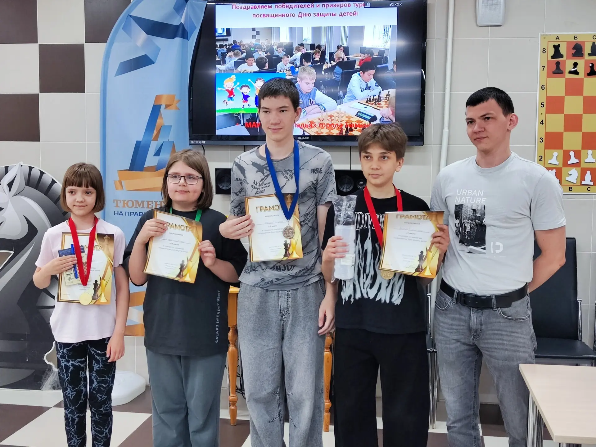 ♟️🏆 Праздник шахмат и детства: итоги турнира в СШ «Ладья»! 
Завершился праздничный турнир по шахмат