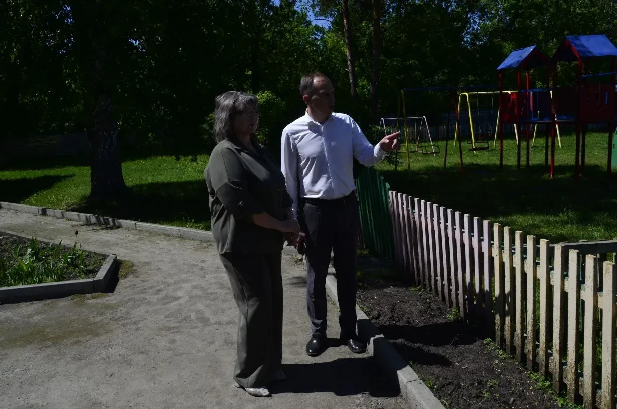 В ходе рабочей поездки в с.Антипино А.Лаптев встретился с руководителем детского сада "Ромашка" Е.Не