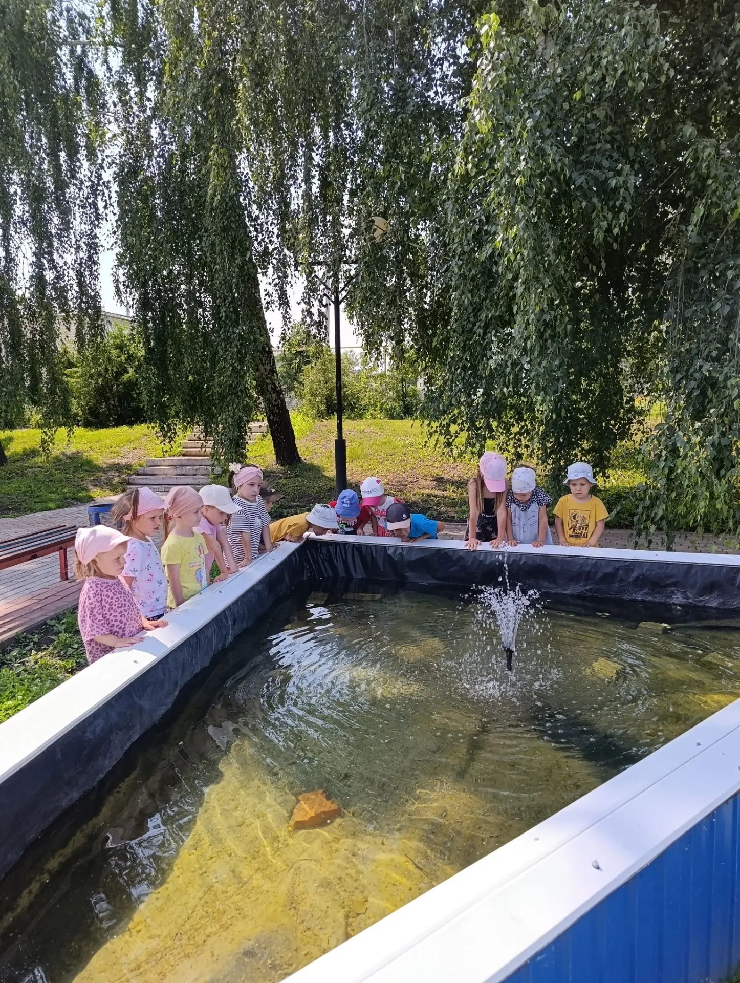 ✨ Экскурсия к фонтанчикам! ✨

Ребята отправились на небольшую прогулку — и главным приключением стал