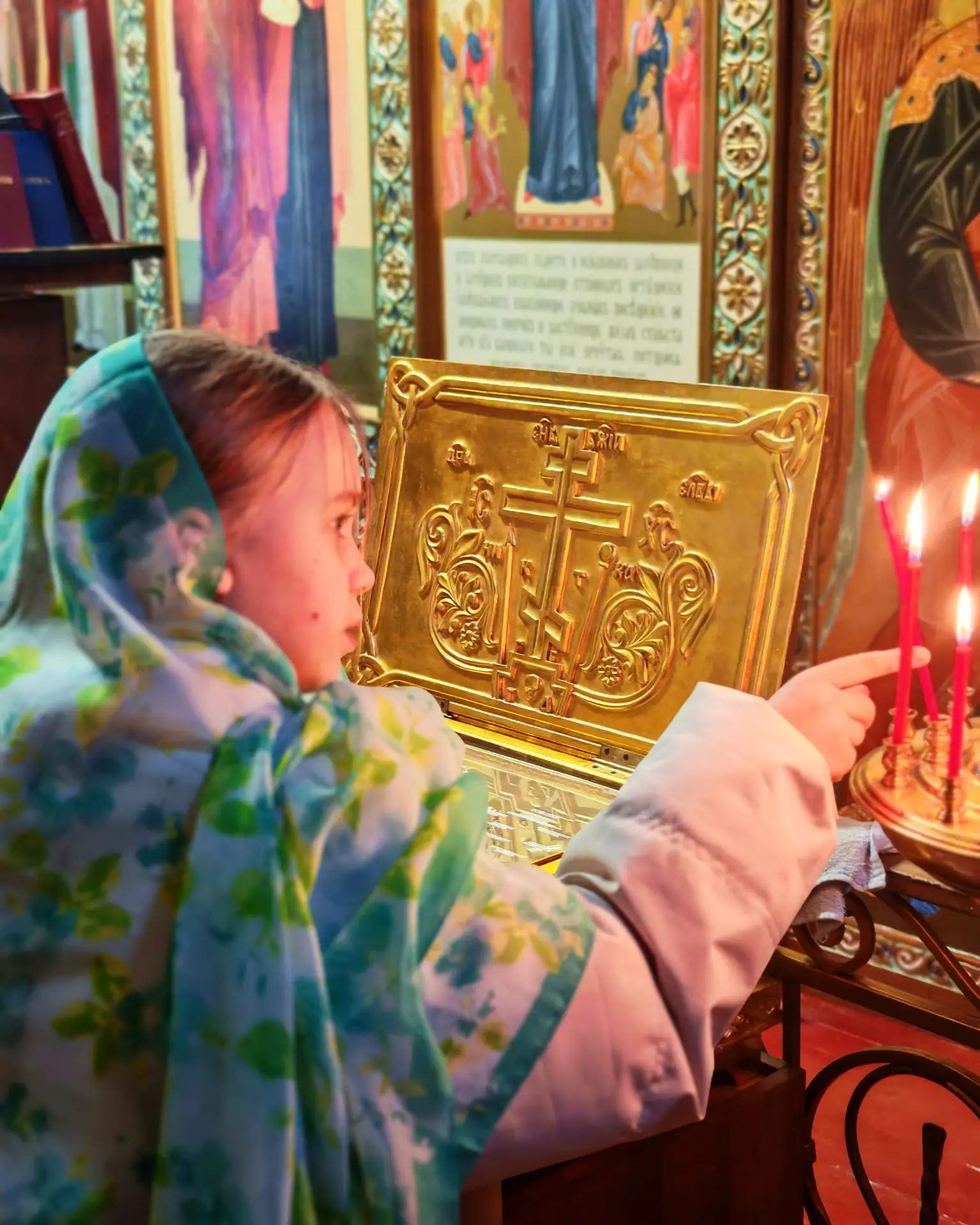 - Мама, а если свечка, которая была в куличе, погасла, пока священник освятливал кулич, это что знач