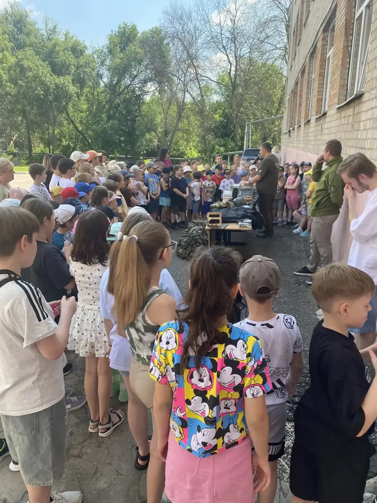 🇷🇺 В преддверии Дня России, в летнем лагере «Солнышко» представители Народного фронта передали нео