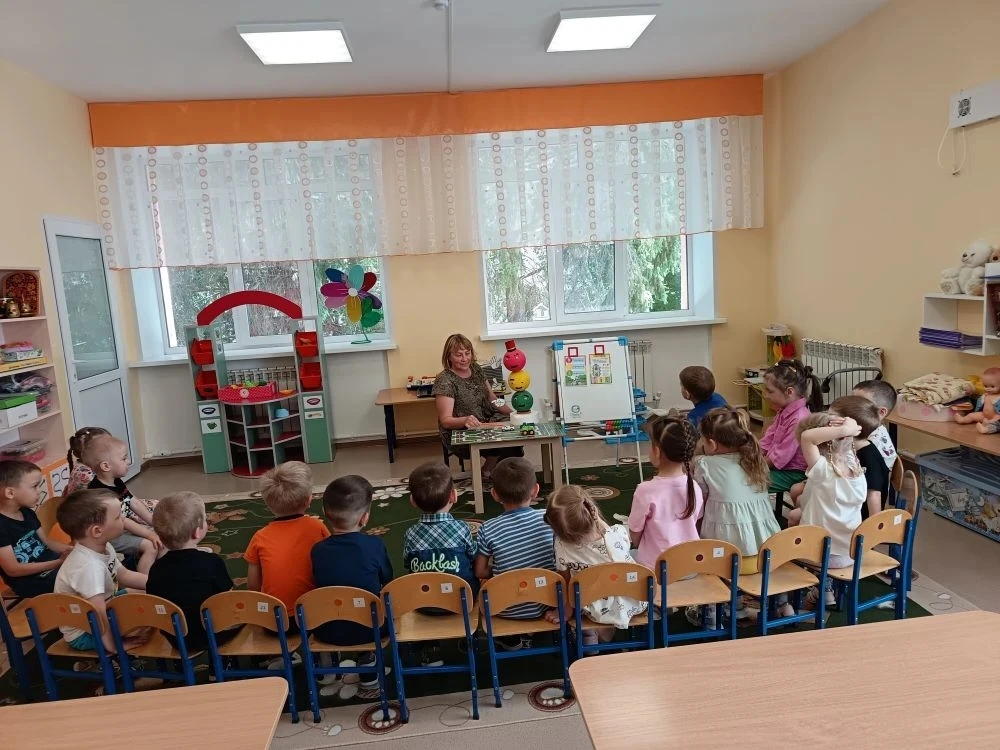 🚥 Безопасность превыше всего!

🚥Во второй младшей группе прошёл тематический День ПДД. Они преврат