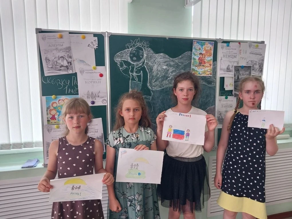 #ЛетоСПользой35 
🇷🇺Подведены итоги конкурса рисунков ко Дню России 
1 место Софья и Кристина.
2 ме