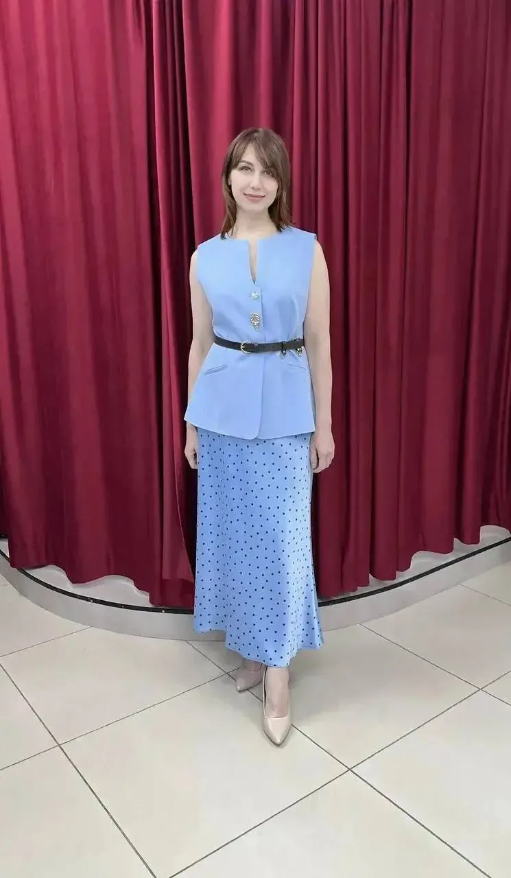 Костюм-двойка с юбкой в горошек и жилетом ✨

Женственный, стильный и очень актуальный образ 🤍🖤

Юб