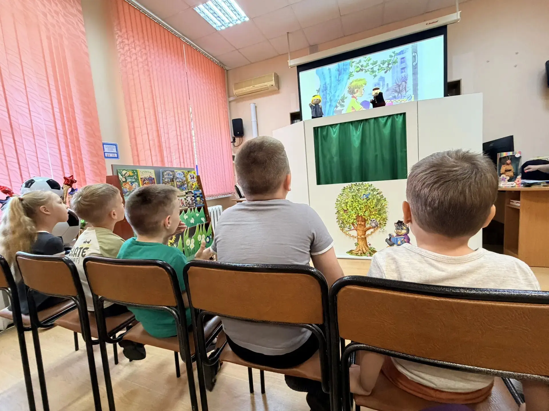 Дети групп ТНР на этой недели посетили библиотеку имени Крупской где для них показали концерт детски