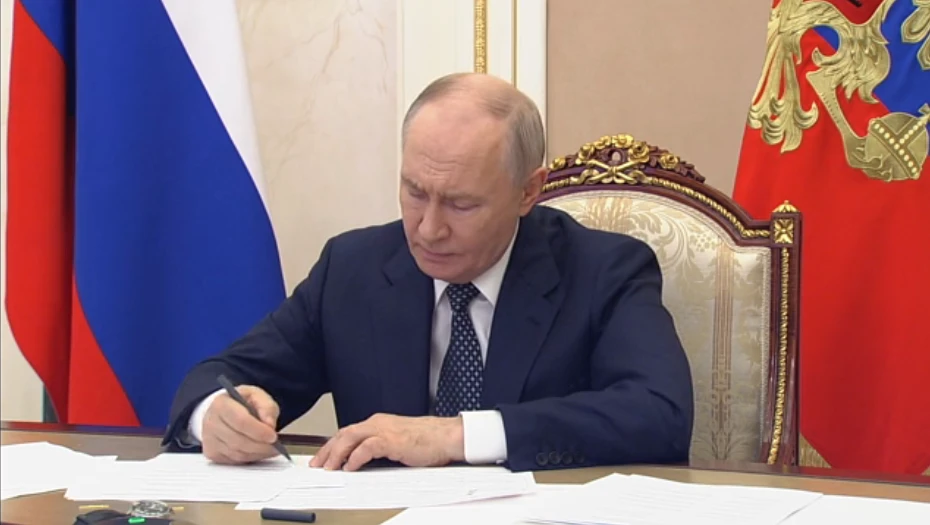 Путин подписал закон о заморозке счетов и ограничениях для скрывающихся за рубежом преступников и ин