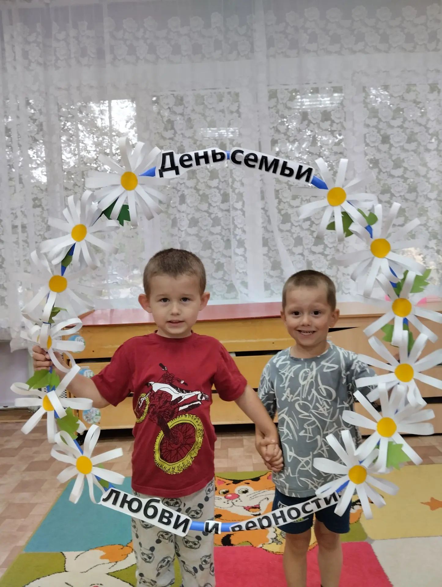 8 июля в нашем детском саду прошло развлечение, посвященное Дню Семьи, Любви и Верности «Ромашковое 