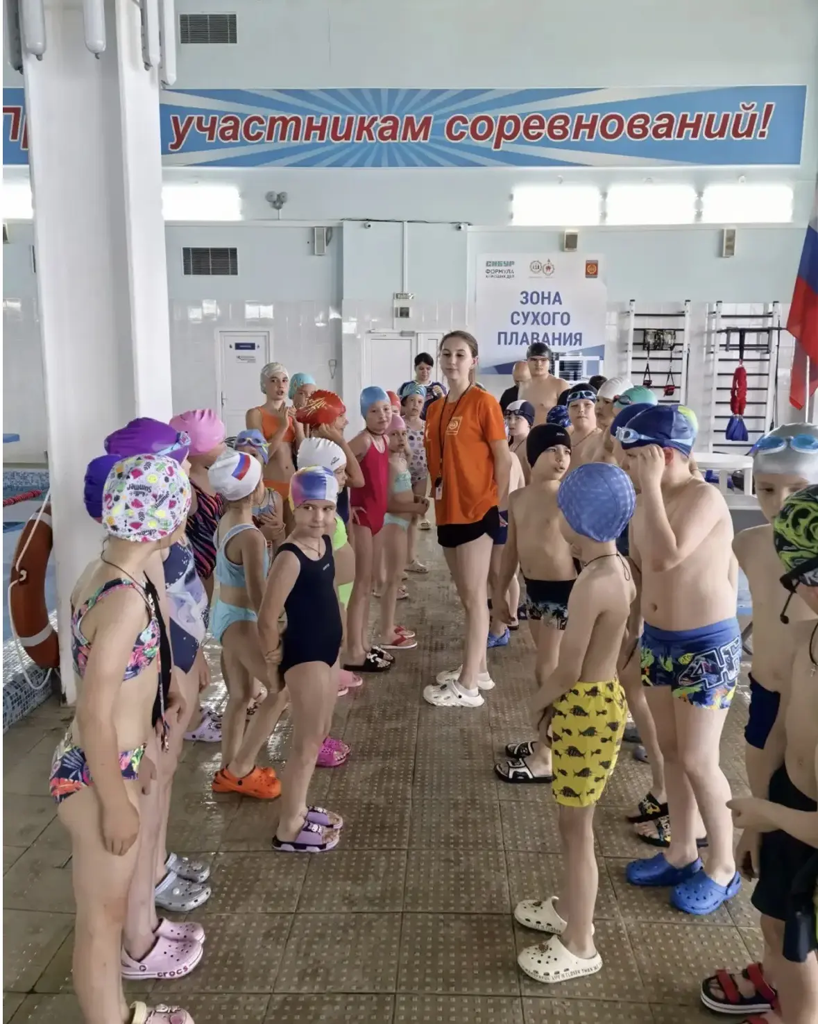 🎉 День в бассейне! 🎉
Сегодня ребята из детского лагеря «Радуга» отправились в бассейн 🌊

Сначала 