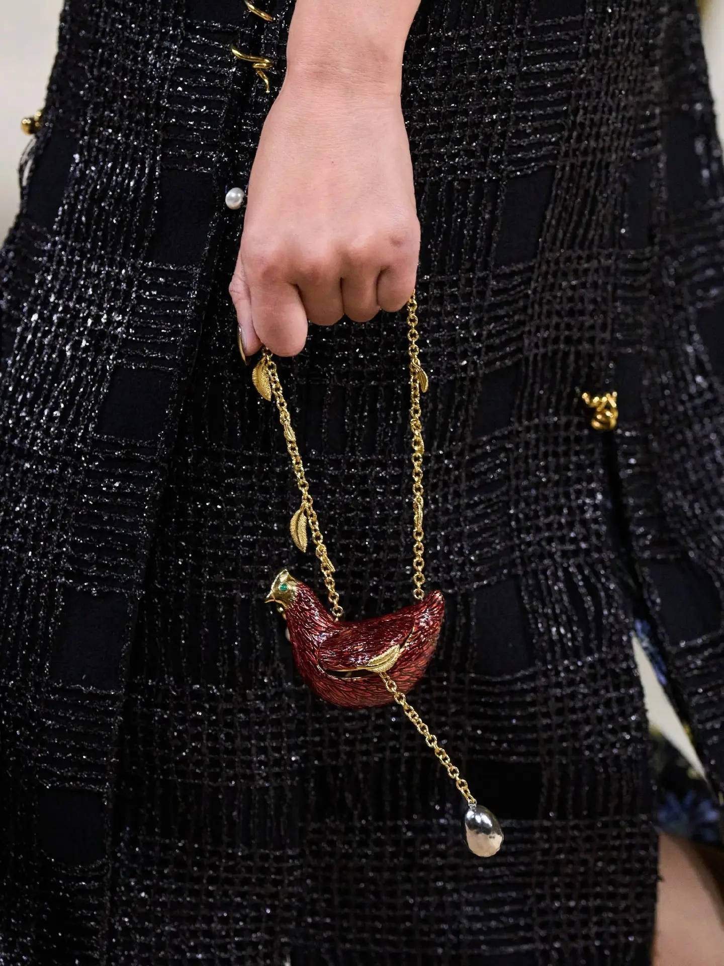 Обувь и аксессуары кутюрного показа Chanel в деталях: от микро-сумочек курочек до обуви с горошком и