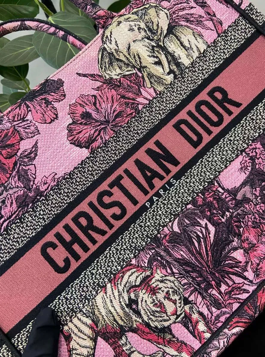 Cумочка Dior Book Tote 🩷 

Бренд: Christian Dior
Комплект: Пыльник
Состояние: отличное, без следов 