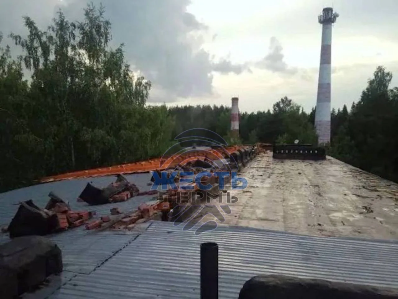 В Перми ветер сорвал часть крыши с общежития Политеха

Вечером 14 июня во время грозы на улице Дедюк