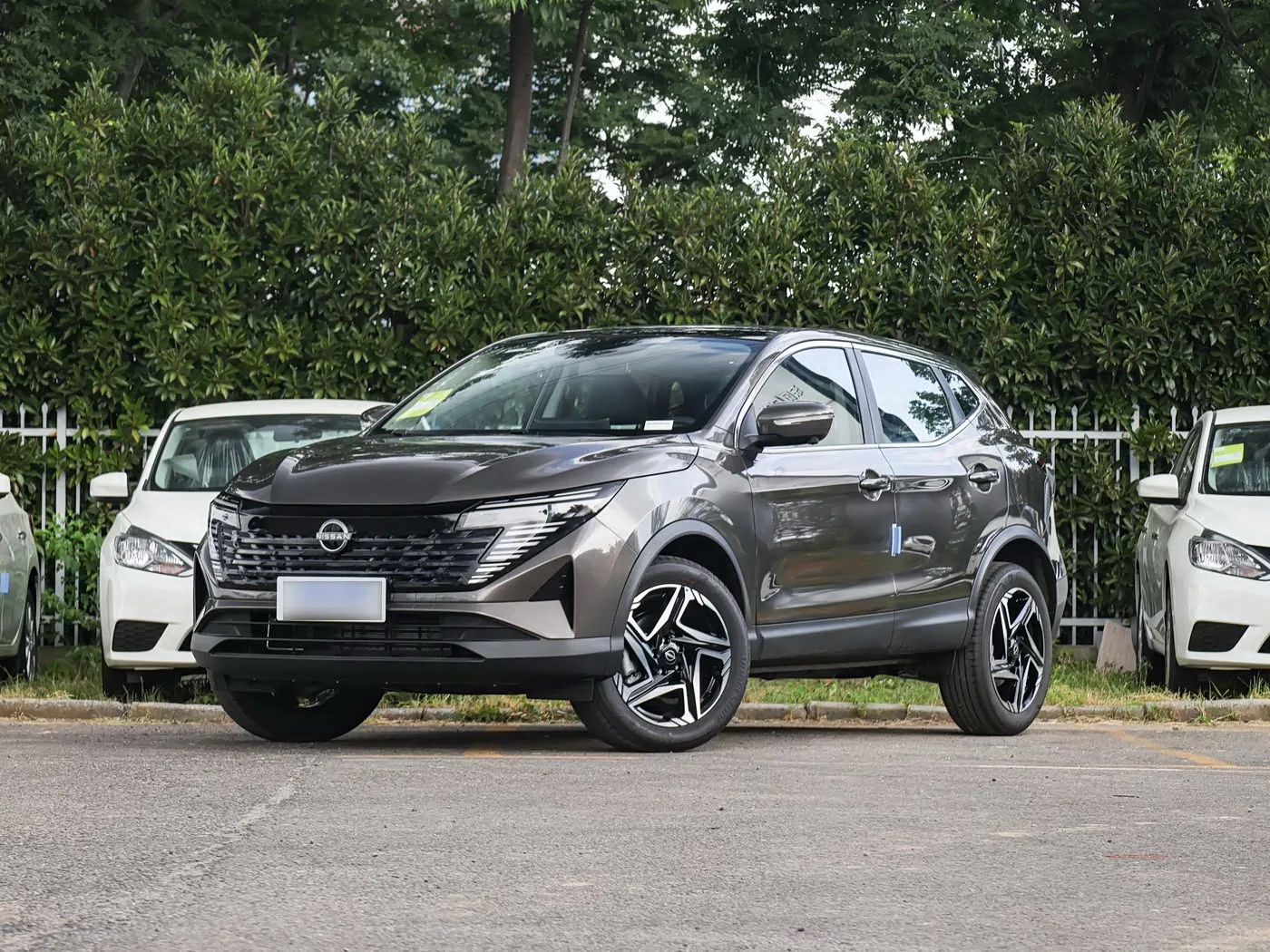 Доступны к заказу новые Nissan Qashqai 2026 года выпуска 2.0L 151 (л.с.) в черном, белом и золотом ц