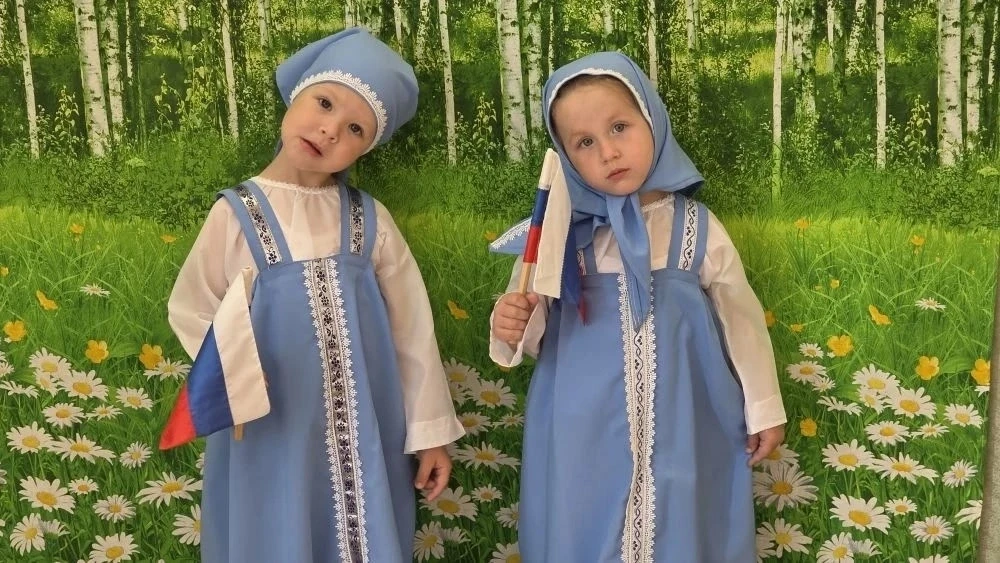 Воспитанники группы «Пчёлки» поздравляют всех с Днём России! Желаем вам отличного настроения, счасть