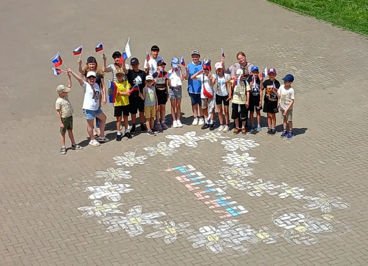 🇷🇺12 июня - День России.

Яркие и красочные рисунки на тему «Рисуй, Россия!» нарисовали мелом на а