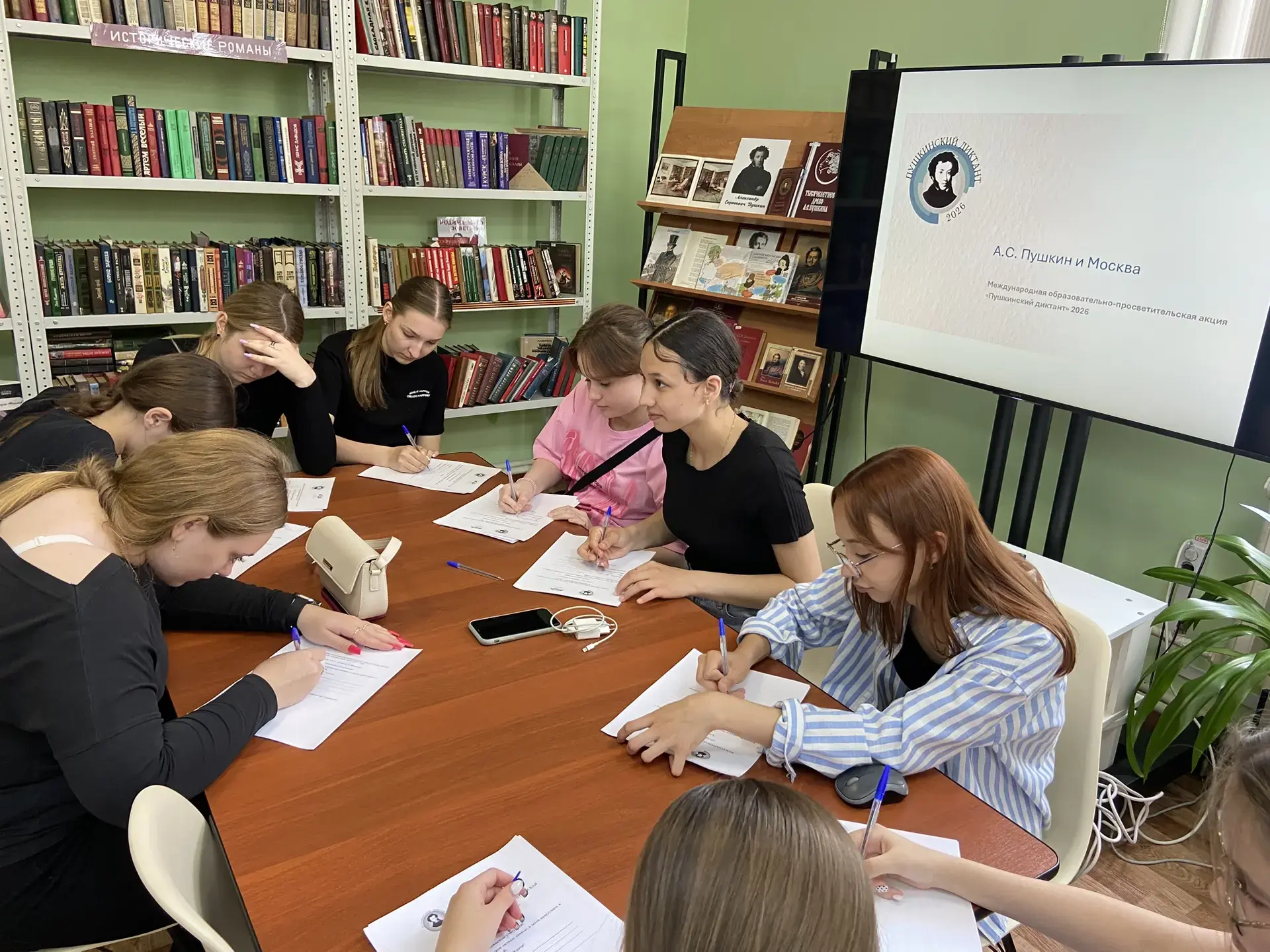 Наши ребята из лагеря труда и отдыха (да-да, того самого, где кипит работа и весело отдыхается!) сно
