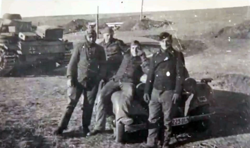 Каменск. Немцы в 1942 г.
Шерстил архивы и нашел эти фото в подборке про оккупацию города в 1942-1943