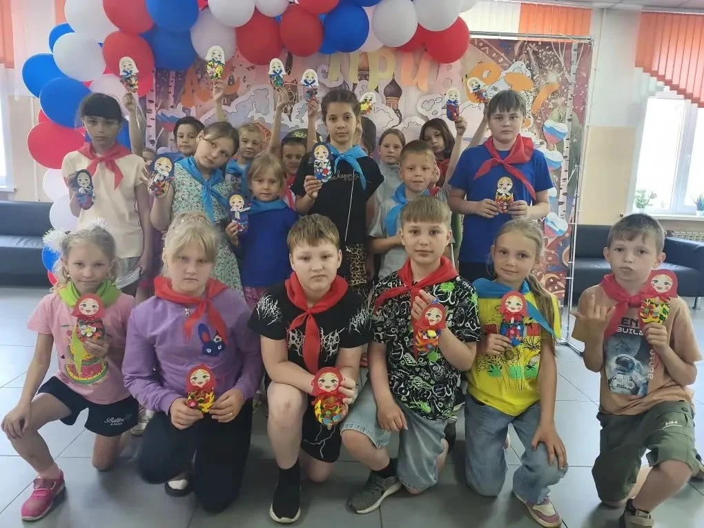 😎ДОЛ «Жемчужинки». День 8.

🇷🇺Сегодняшний день в нашем лагере прошёл под знаком «Первых»! Ребята 