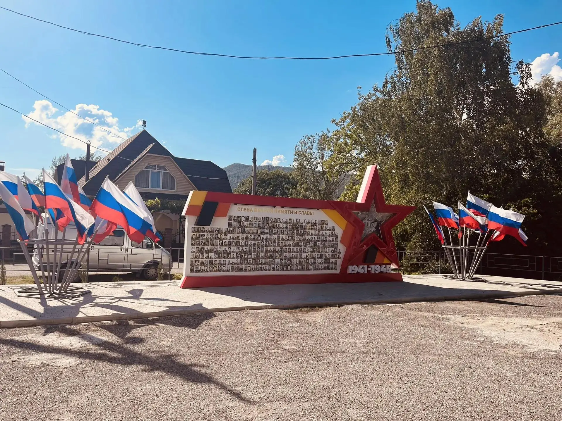 Учреждения культуры готовятся ко Дню России! 

 
Уже завершено праздничное оформление учреждений, пл