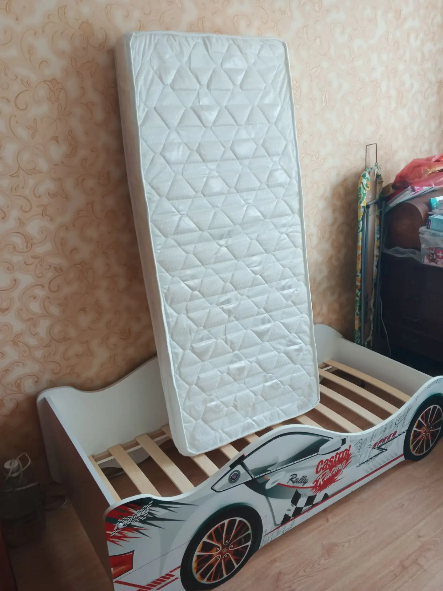 ПРОДАМ. 
1. Детская кровать - машина с матрасом ( состояние Новая). 
2. Кухонный гарнитур 3м б/у в х