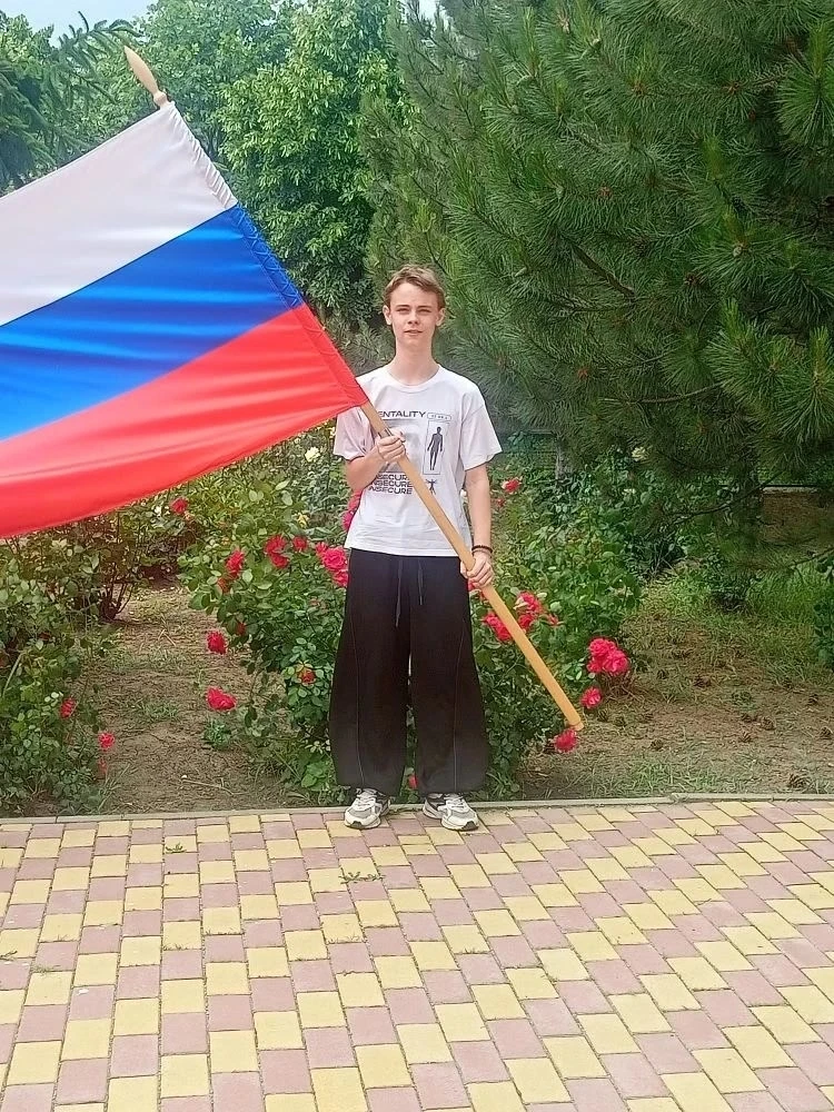 🇷🇺 Акция «Флаги России»

Зиняков Никита, ученик 8 класса,  принимает участие в акции, посвящённой 