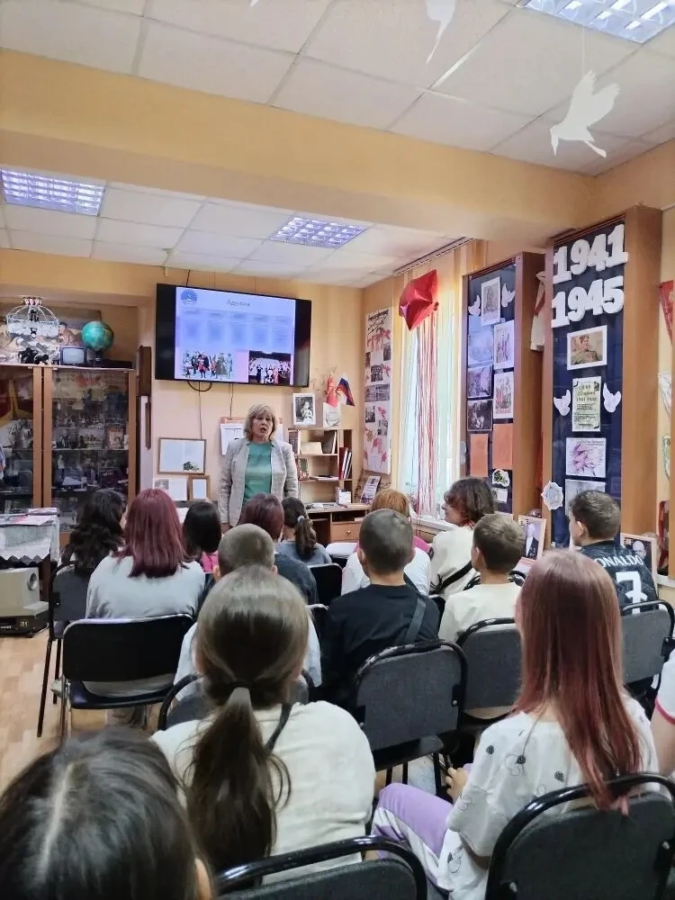 🇷🇺 В музее прошёл тематический час «Народы России — одна семья» для детей из пришкольного лагеря. 