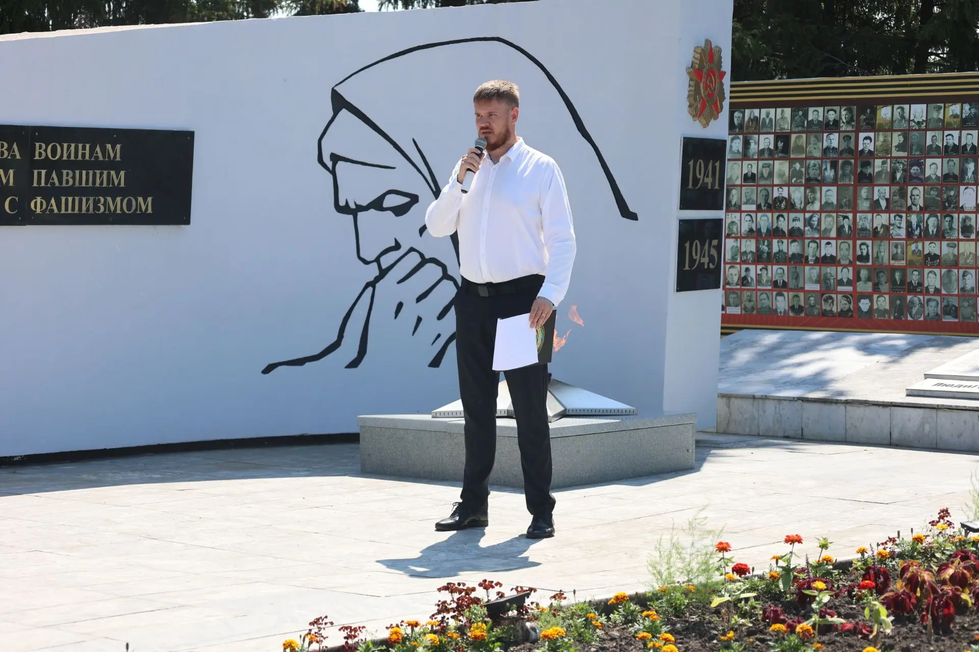 Сегодня у памятника воинам-землякам состоялось торжественное мероприятие, посвящённое Дню памяти и с
