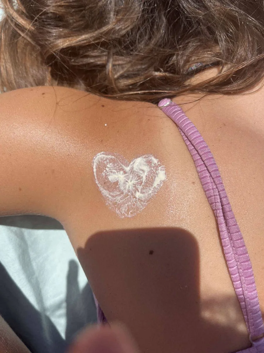 Солнечное тату 🧴

Как сделать:

❣️Используй spf крем
❣️Трафарет
❣️ Нарисуй тату, которое будет немн