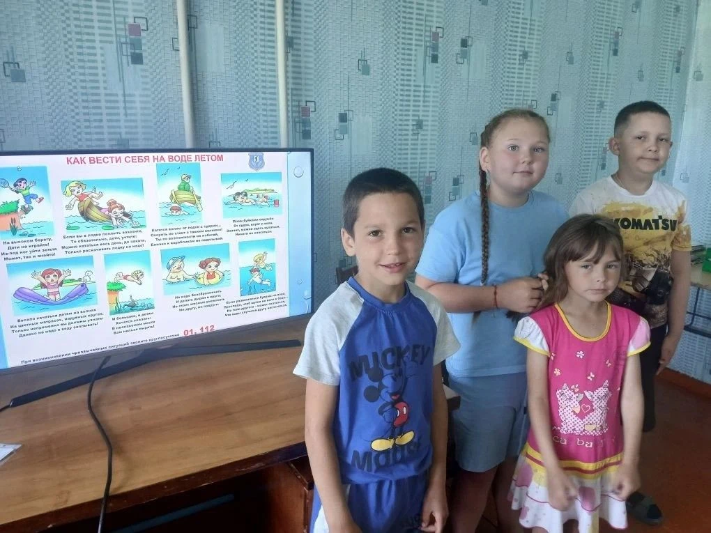 В пришкольном лагере «Улыбка» состоялось празднование Дня России.  Воспитатели ознакомили с историей