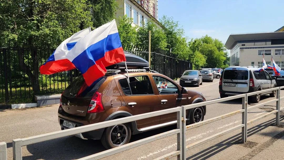Автопробег с триколорами прошел на центральных улицах Химок в День России❗️

Громче всего 12 июня бы