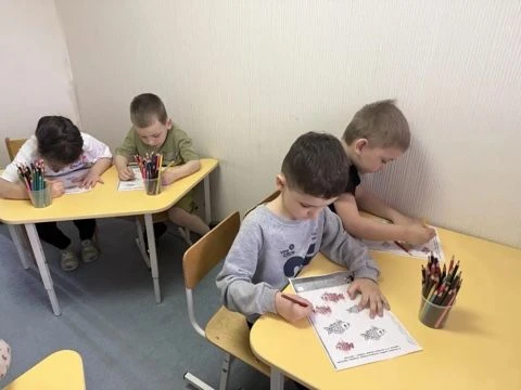 Педагог-психолог проводит диагностическую работу с детьми для выявления уровня психического развития