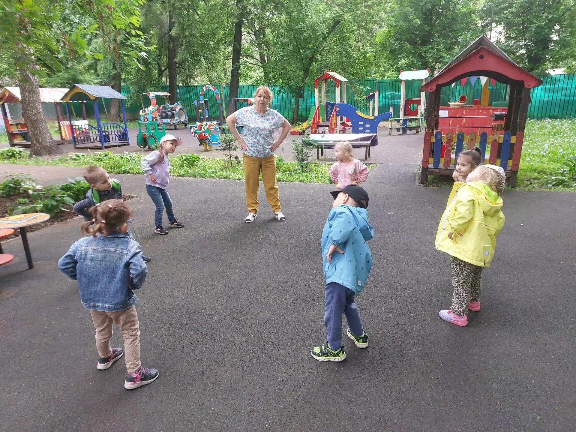 ☀️С наступлением лета утро в детском саду начинается с веселой зарядки на улице!
 
⛹️Дети в Дошкольн