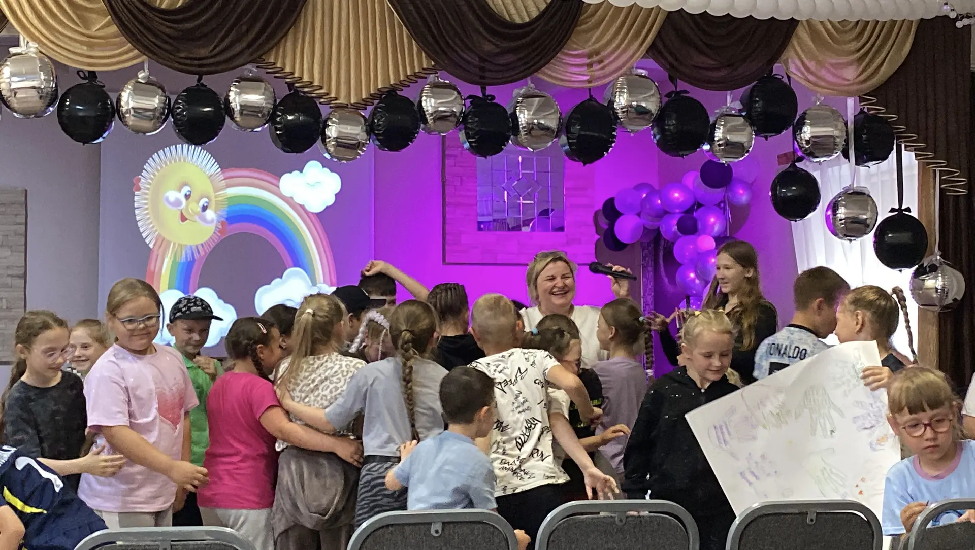 1️⃣8️⃣ день в нашем лагере 🌈 
Сегодня наш день начался весело! С любимых песен и награждений за зас