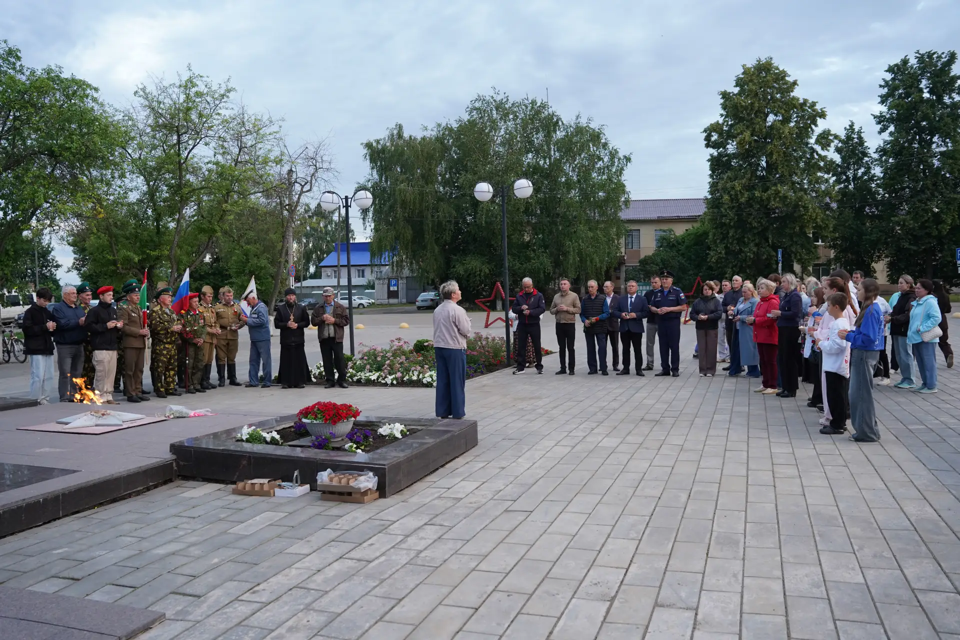 Ровно в четыре утра 22 июня…

Зажгли свечи в память о тех, кто защищал Родину в годы Великой Отечест