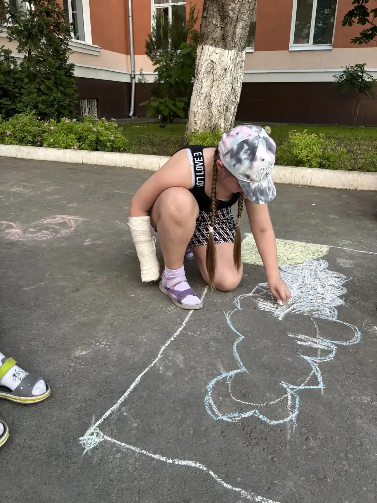 🎨 Асфальт превратился в холст: празднуем День России через творчество! 🎨🇷🇺
 В преддверии 12 июня