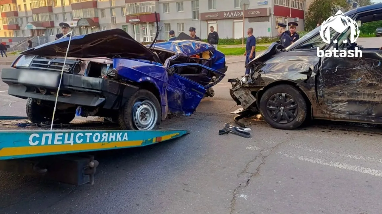 Двое парней погибли в аварии в Стерлитамаке — им было 17 и 18 лет. 
 
На улице Худайбердина "девятка