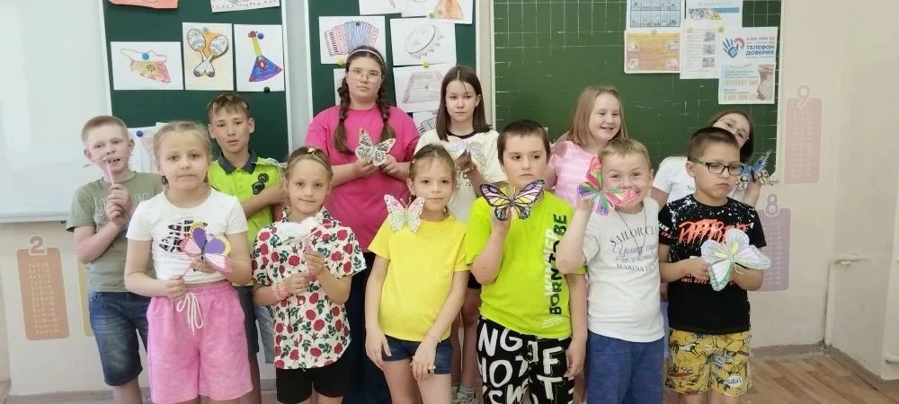 🦋 «Бабочки-подружки: лето, дружба и немного инженерии»

В нашем школьном лагере ожил настоящий летн