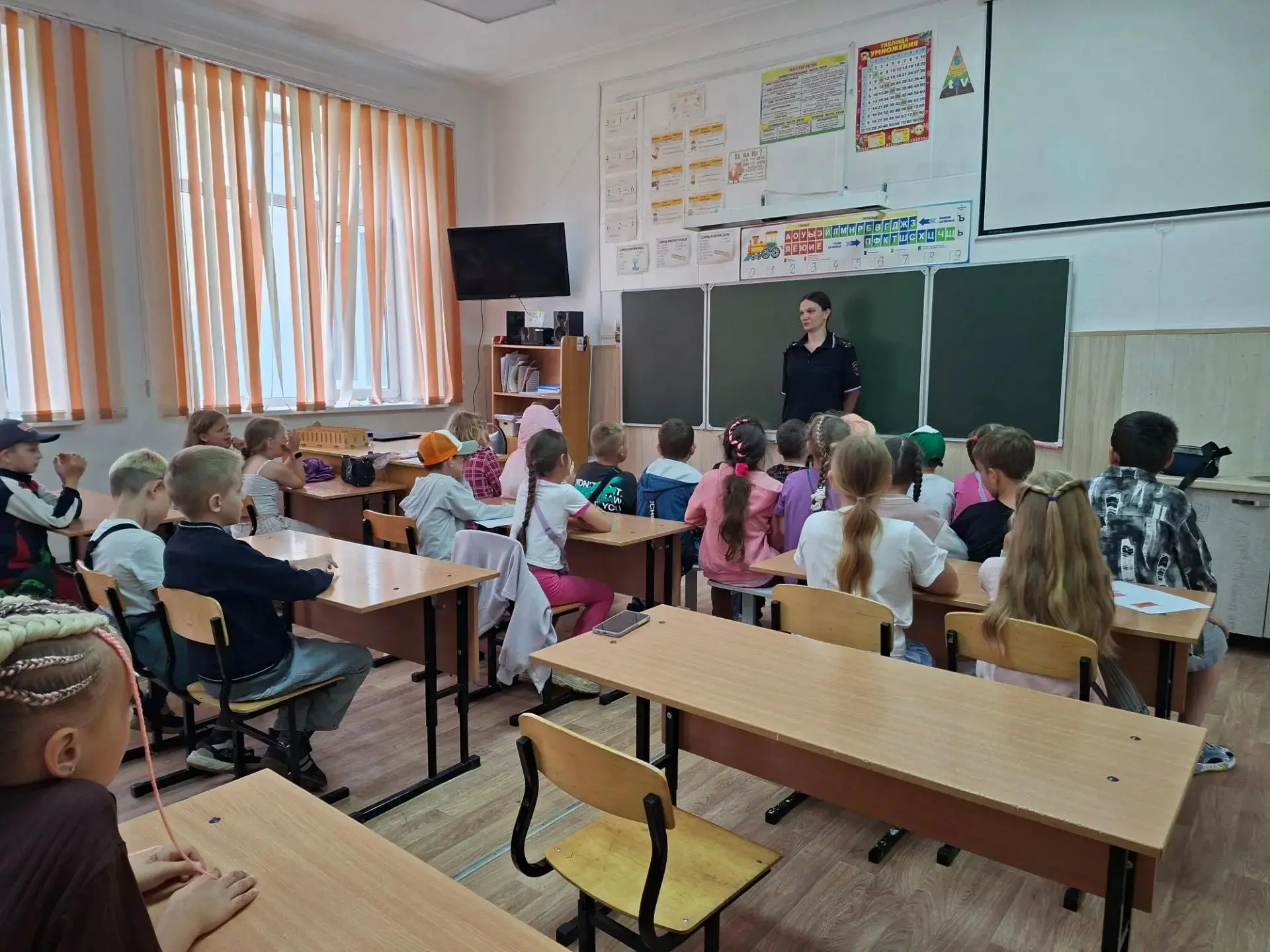 🚦🚧 ДЕНЬ БЕЗОПАСНОСТИ   в нашем лагере ❗

Сегодня нас посетил инспектор, который все знает о безопа