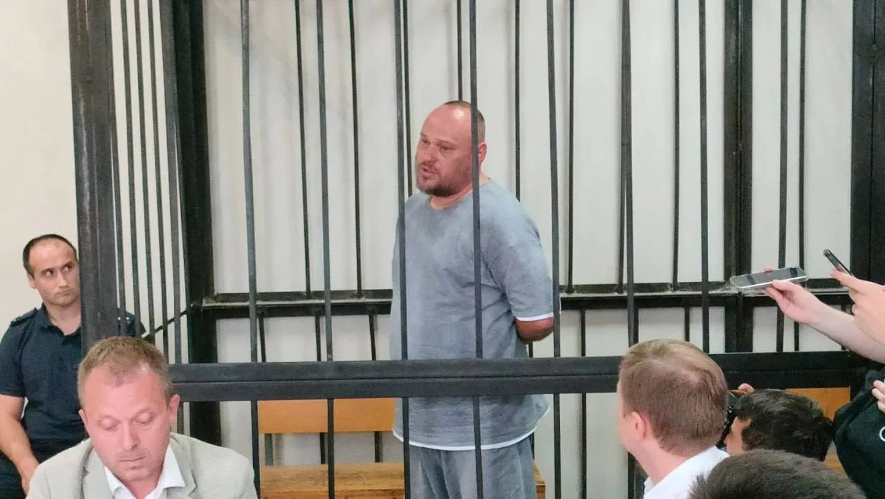 "Мы на свои деньги закупаем всё, что необходимо, и отправляем на фронт"

Александр Реверук, избивший
