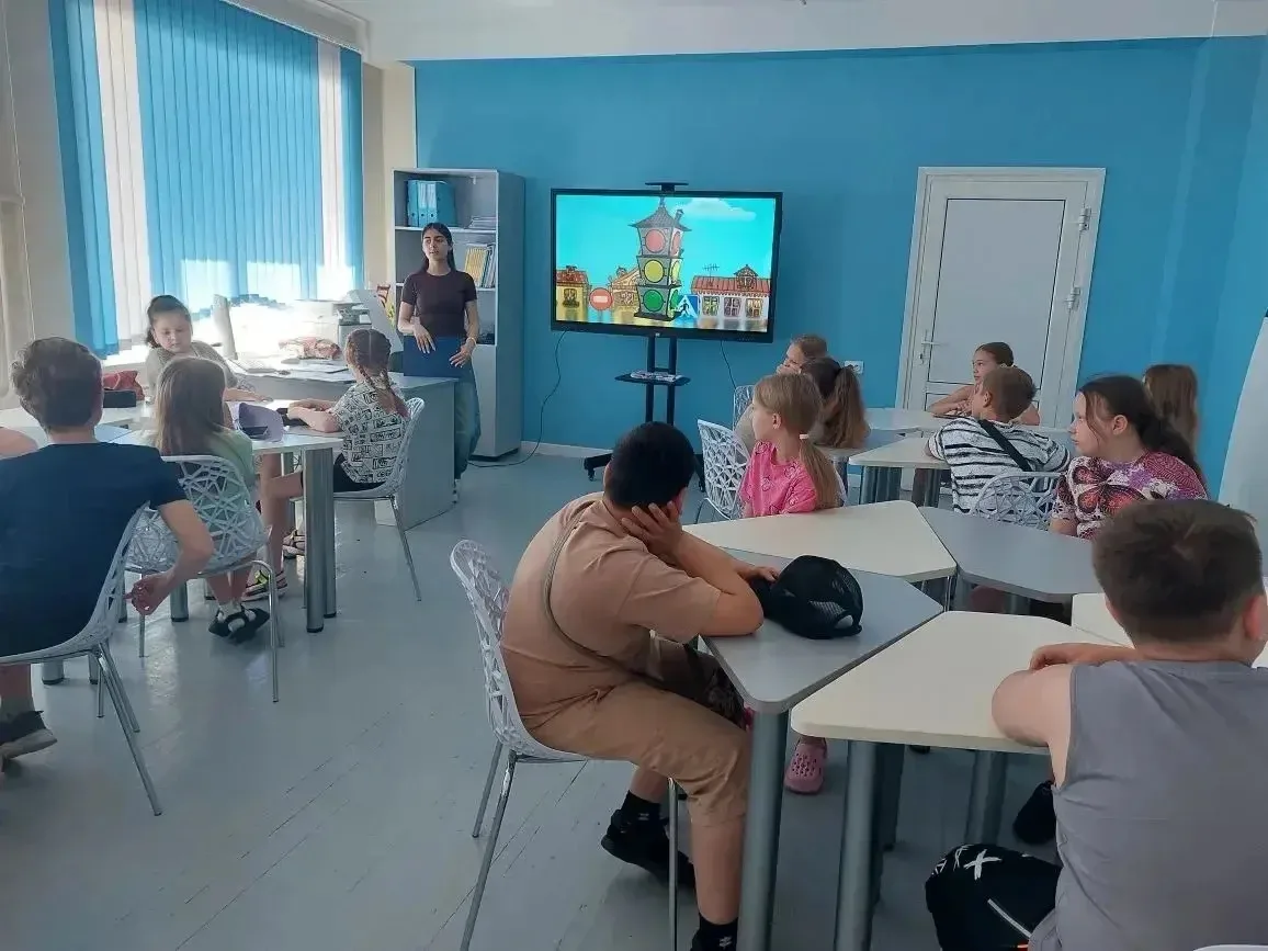 Учимся быть внимательными и ответственными: занятия в школе "Пешеход на переход"! 🚗📚 В нашем центр