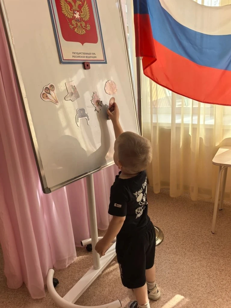 Наши дети отправились в увлекательное путешествие по символам России. 
    Дети вспомнили официальны