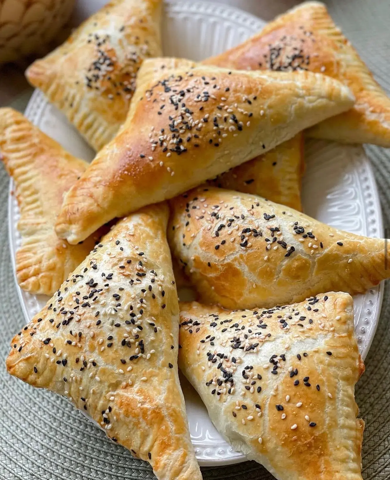 Слоеные пирожки с яйцом и зеленым луком🍳

Ингредиенты:

Тесто слоеное дрожжевое — 500 г
Яйца курины