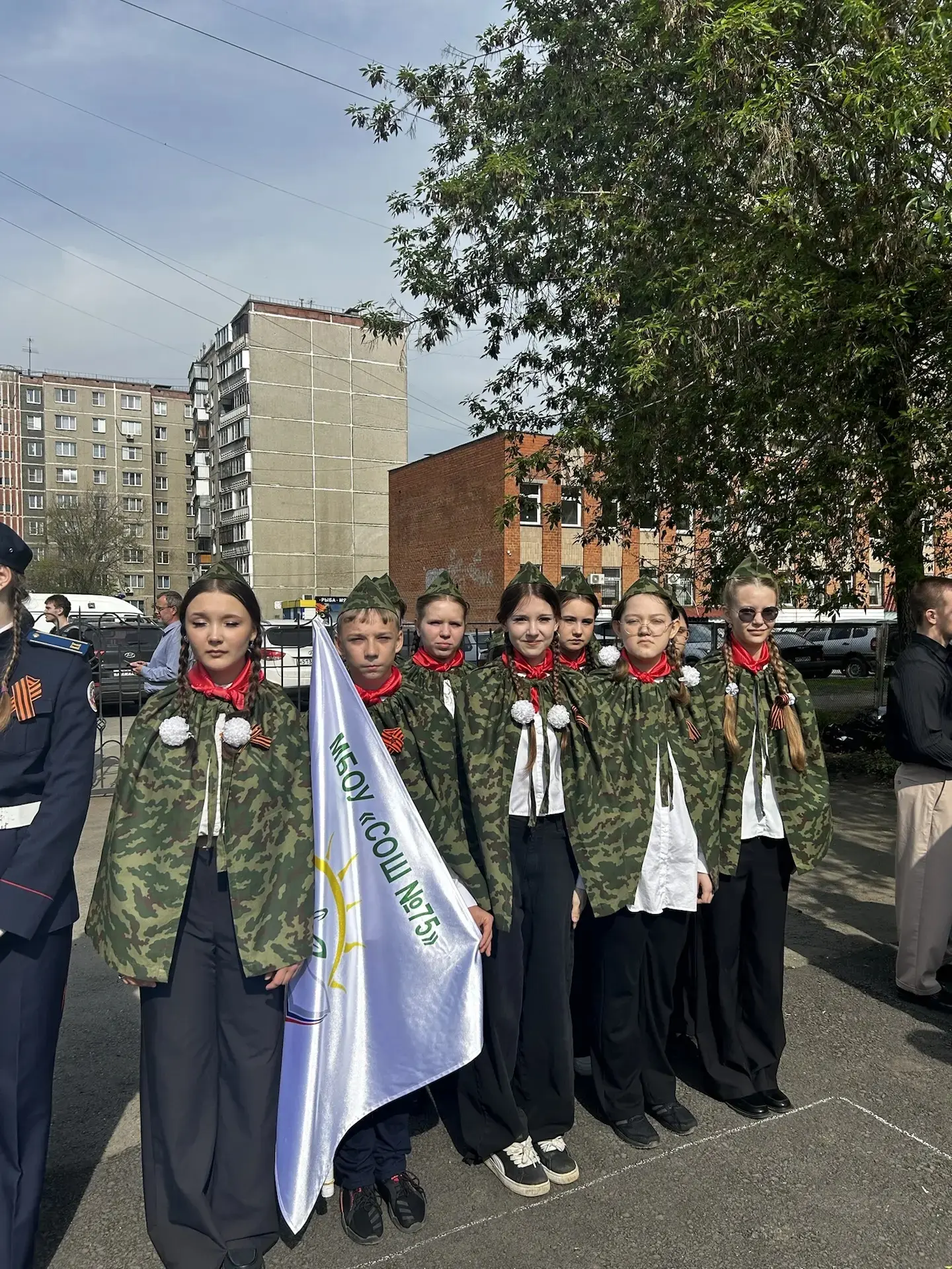🇷🇺 Сегодня, 8 мая, наши ребята приняли участие в районном смотре строя и песни «Салют, Победа!».


