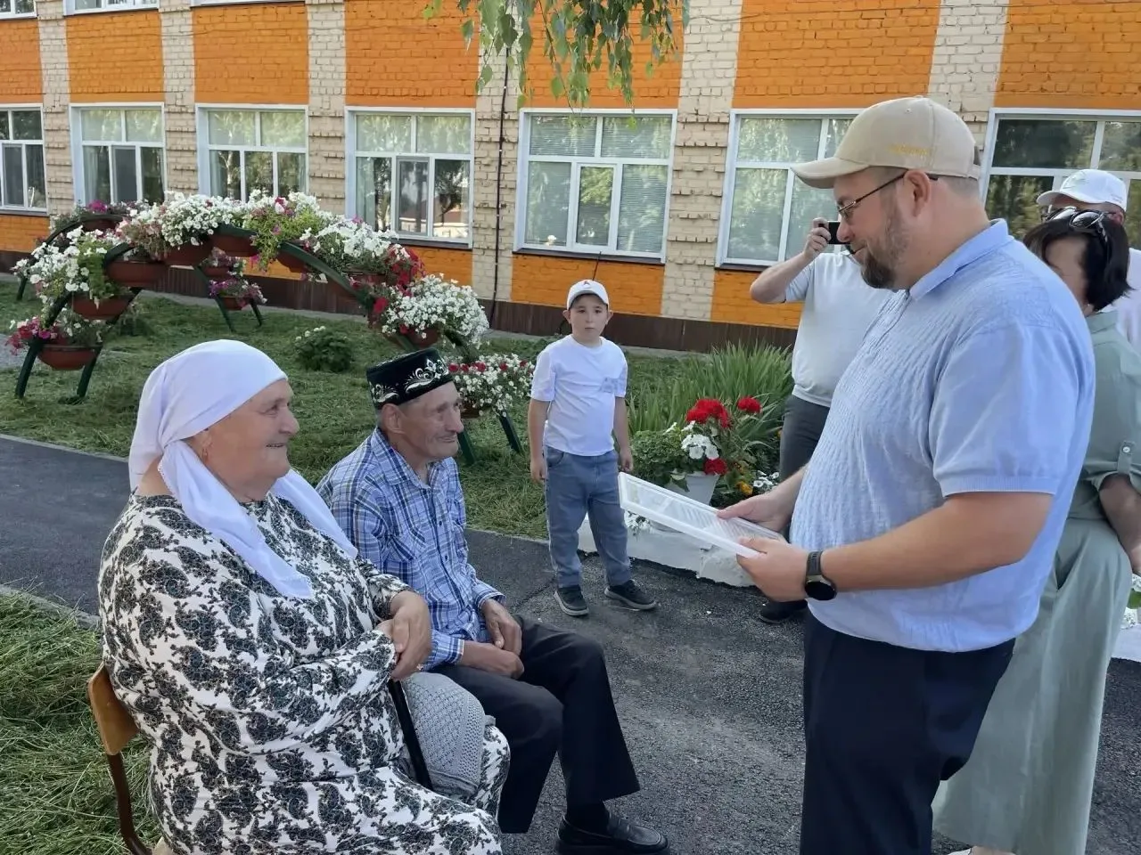 В День семьи, любви и верности поздравил замечательную супружескую пару — Ирека Мухаматгалиевича и Т