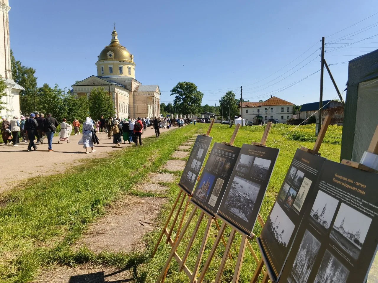 Сегодня, в дни основных торжеств крестного хода, в селе Великорецком работала передвижная выставка и