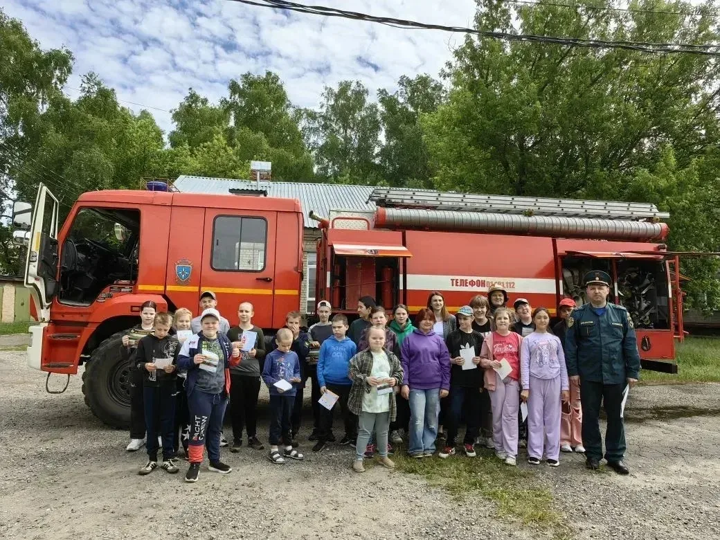 🚒 Встреча с пожарными🚒

Сегодня в МБОУ ГШИ № 2 в летний пришкольный лагерь «Созвездие»⭐ приехали с